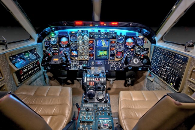 KA C90A LJ1197 - Cockpit 43e